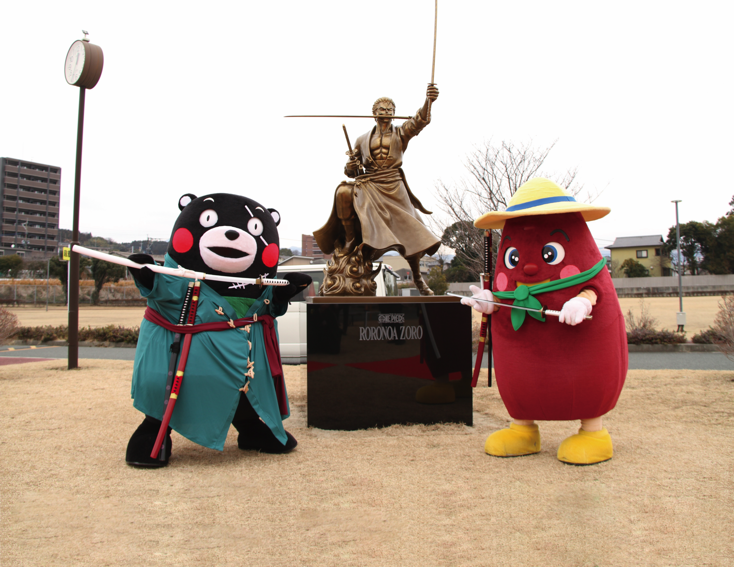 大津中央公園のゾロ像とくまモン、からいも君